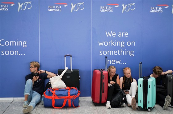 Pracujeme na nem novém, hlásá reklama British Airways za zády natvaných...