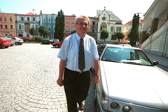 Pedseda SSD Milo Zeman jet ped vítznými volbami v ervnu roku 1998.