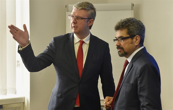 Ministr průmyslu a obchodu Karel Havlíček (vlevo) při jednání s generálním...