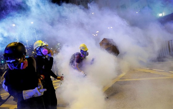 Hongkongská policie proti demonstrujícím pouila i slzný plyn. (4. srpna 2019)