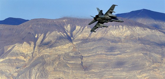 Stíhaky amerického námonictva létají nad Údolím smrti pravideln (27. února...