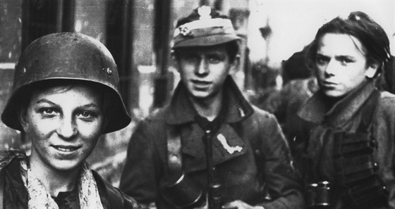 Do boje s Němci se zapojili i odbojáři mladší 16 let, zde průzkumníci z pluku...