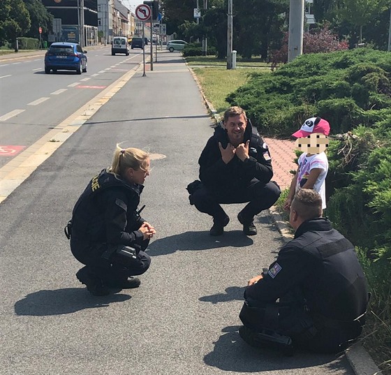 Pětiletou holčičku našla hlídka policistů jen kousek od příměstského tábora.