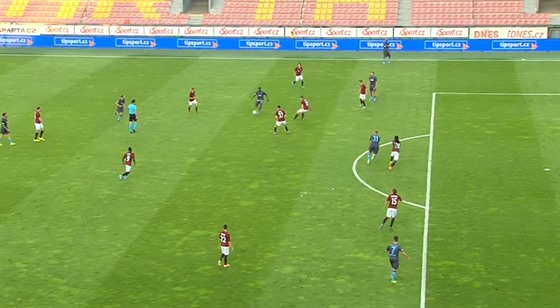 Ghanský útoník Ekuban z Trabzonsporu pihrává do velké mezery sparanské...