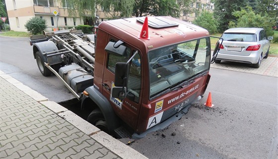 Na Starém mst v Dín v Rové ulici se dnes ráno nákladní auto propadlo...