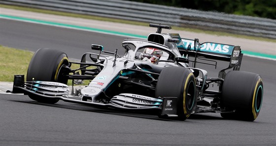 Lewis Hamilton v tréninku na Velkou cenu Maarska F1.