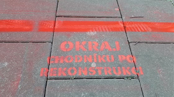 lenové opoziních stran ProOlomouc, Piráti a STAN vyznaili v olomoucké ulici 8. kvtna kídovou barvou plánované zúení chodníku pi chystané rekonstrukci (na snímku).