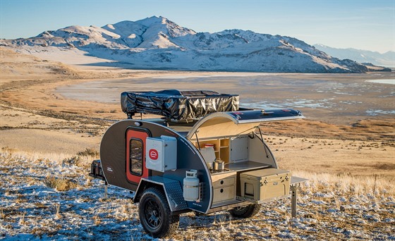 Terénní p�ív�s Escapods se slo�eným st�e�ním spaním a malou polní kuchyní vzadu.