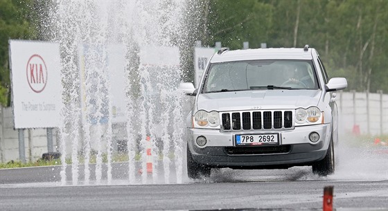 Redaktor Roman �vidrnoch si vyzkou�el, jak� je to ��dit v k��i seniora v centru...