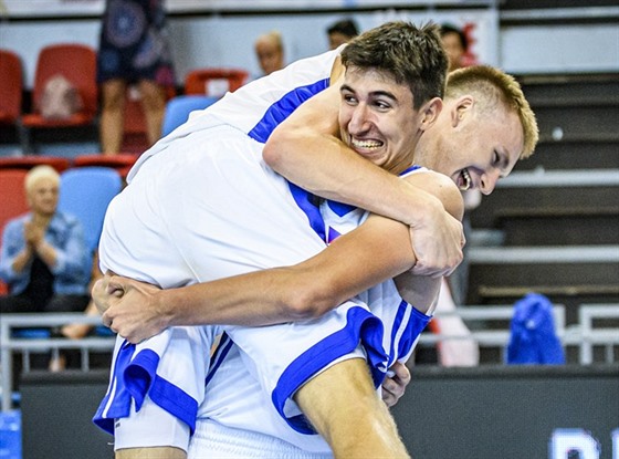 etí basketbalisté David Böhm (vlevo) a Michal Svojanovský slaví postup výbru...