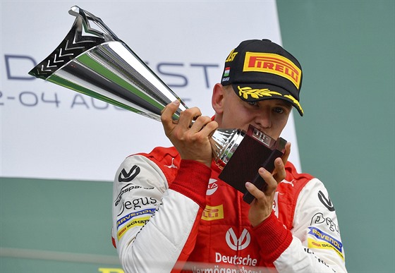 Mick Schumacher slaví triumf v závod formule 2 na Hungaroringu.