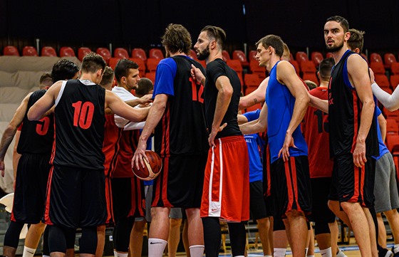 etí basketbalisté bhem tréninku v Nymburce