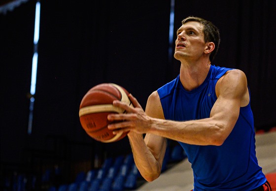Pavel Pumprla stílí bhem tréninku basketbalové reprezentace.