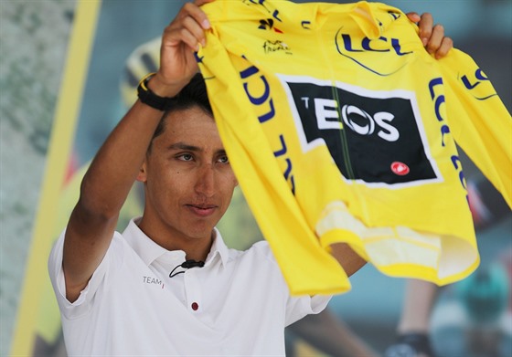 Egan Bernal pijel dom do Zipaquiry, aby ukázal lutý dres pro vítze Tour de...