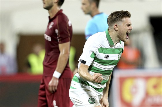 James Forrest ze Celtiku Glasgow oslavuje svj gól proti Klui.