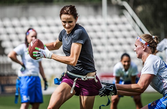 Martina Sáblíková (v tmavém) si tréninkov vyzkouela flag fotbal, variantu...