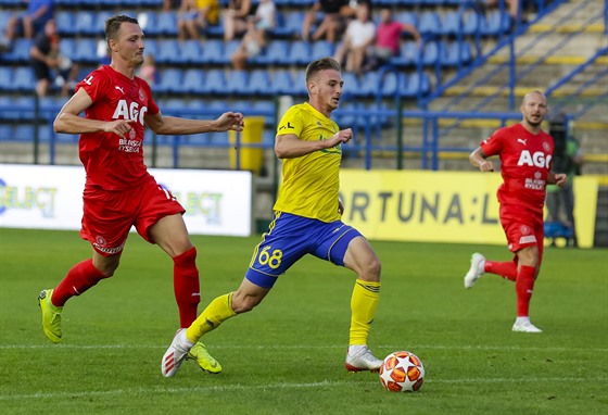 Zlínský fotbalista Jakub Janetzký v zápase s Teplicemi.