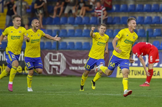 Zlíntí fotbalisté slaví gól Jakuba Janetzkého (68) proti Teplicím.