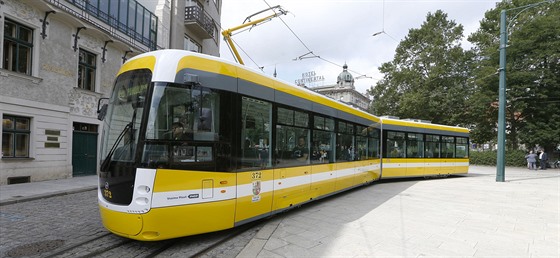 Loni zaaly jezdit po Plzni nové nízkopodlaní tramvaje. 