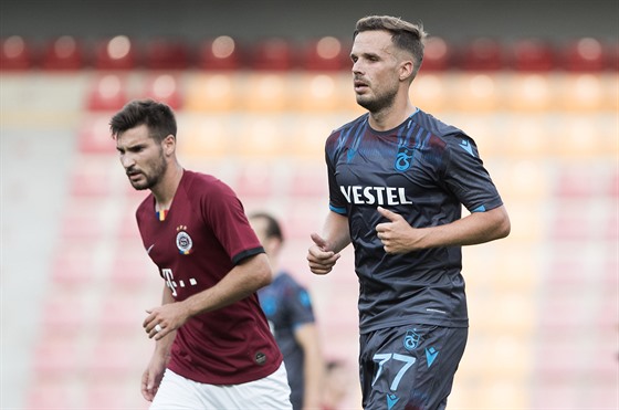 Filip Novák, eský bek ve slubách tureckého Trabzonsporu, vyklusává v zápase...