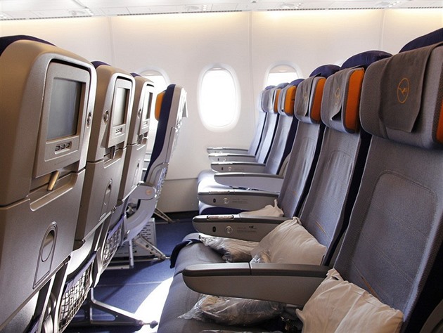Prázdná prostřední sedačka v letadle snižuje riziko covidu, ukazuje studie