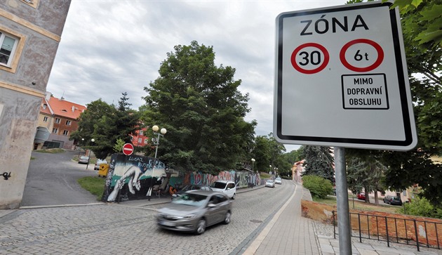 Omezení rychlosti v historickém jádru msta Chebu, nová dopravní znaka v...