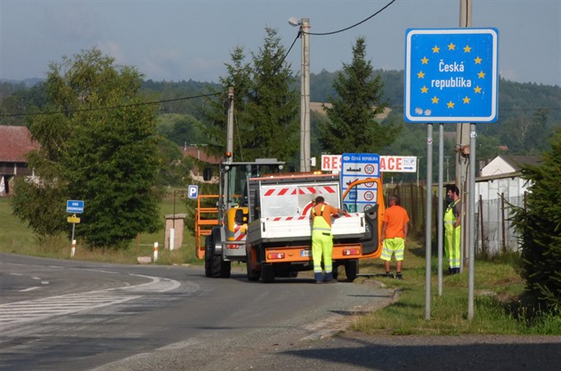 Silniái mní dopravní znaky v Otovicích, od srpna tudy smjí projídt...