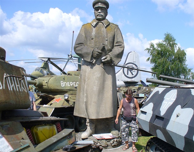 Stalinova socha byla ozdobou tehdejího Charkovského nábeí v Plzni. Pak...