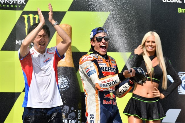 Marc Márquez (uprosted) z týmu Repsol Honda slaví své vítzství na brnnském...