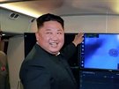 Severokorejský vdce Kim ong-un dohlíí na odpálení balistické stely z...