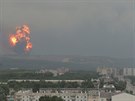 Plameny a kou stoupající z místa výbuch v muniním skladu poblí ruského...