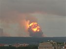 Plameny a kou stoupající z místa výbuch v muniním skladu poblí ruského...