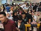 Lidé odcházejí z obchodního centra v Jakart poté, co Indonésii zasáhlo...