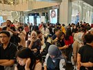 Lidé se evakuovali z obchodního centra v Jakart poté, co Indonésii zasáhlo...