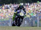Valentino Rossi, jezdec týmu Monster Energy Yamaha, jede závod MotoGP v Brn.