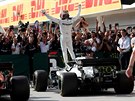 Lewis Hamilton z Mercedesu slaví vítzství na Velké cen Maarska.