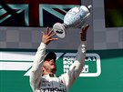 Lewis Hamilton s trofejí po vítzství v Maarsku.