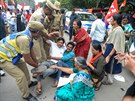 Indití komunisté protestují proti zruení lánku 370, který piznával Kamíru...