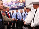 Donald Trump s manelkou navtívili v El Pasu policejní stanici. (7. srpna 2019)