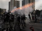 Poádková policie pi konfrontaci s protestujícími vystelí slzný plyn. (5.8....