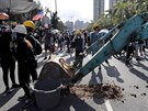 Demonstranti pouívají bagr k blokování silnice v Hongkongu. (5.8. 2019)