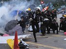Demonstranti se kryjí ped slzným plynem. (5.8. 2019)
