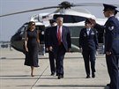 Prezident Donald Trump a první dáma Melania Trump nastoupili na Air Force One...