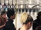Lidé se zasekli ve stanici metra pi výpadku elektiny. (9. srpna 2019)