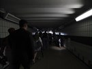 Lidé chodí po tm po stanici metra v Londýn pi výpadku elektiny. (9. srpna...