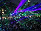 LASERY V HONGKONGU. Lidé v Hongkongu pouívají laserová ukazovátka, aby...