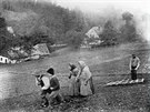 Vláčení dřevěnými bránami zapřaženými lidmi v Mitrovicích (1910)