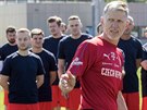 Novinái si v Praze na Strahov vyzkoueli fotbalový trénink pod vedením koue...