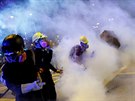 Hongkongská policie proti demonstrujícím pouila i slzný plyn. (4. srpna 2019)