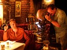 Brad Pitt, Leonardo DiCaprio a Quentin Tarantino bhem natáení filmu Tenkrát v...